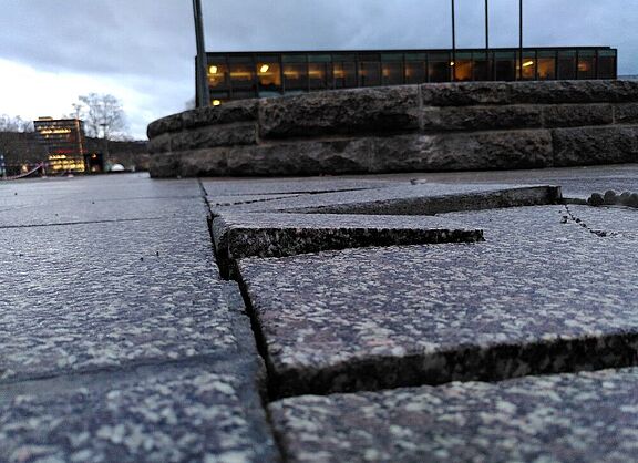 Lose Bodenplatten auf einer Hauptradroute birgt Gefahren