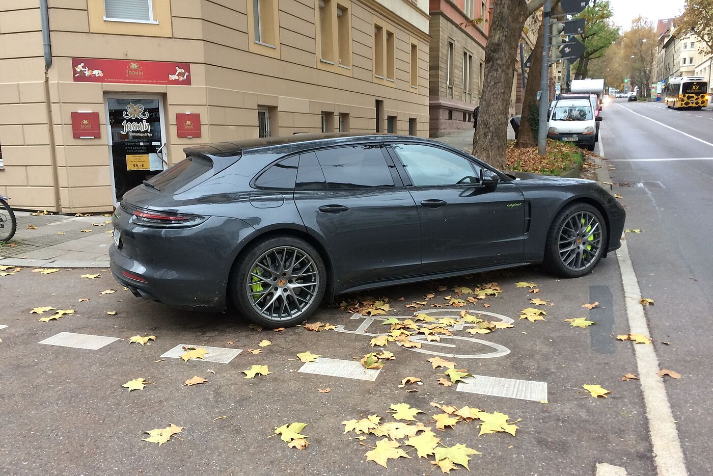 Wer seinen Pkw im Kreuzungsbereich parkt gefährdet Menschen durch zugestellte Sichtachsen