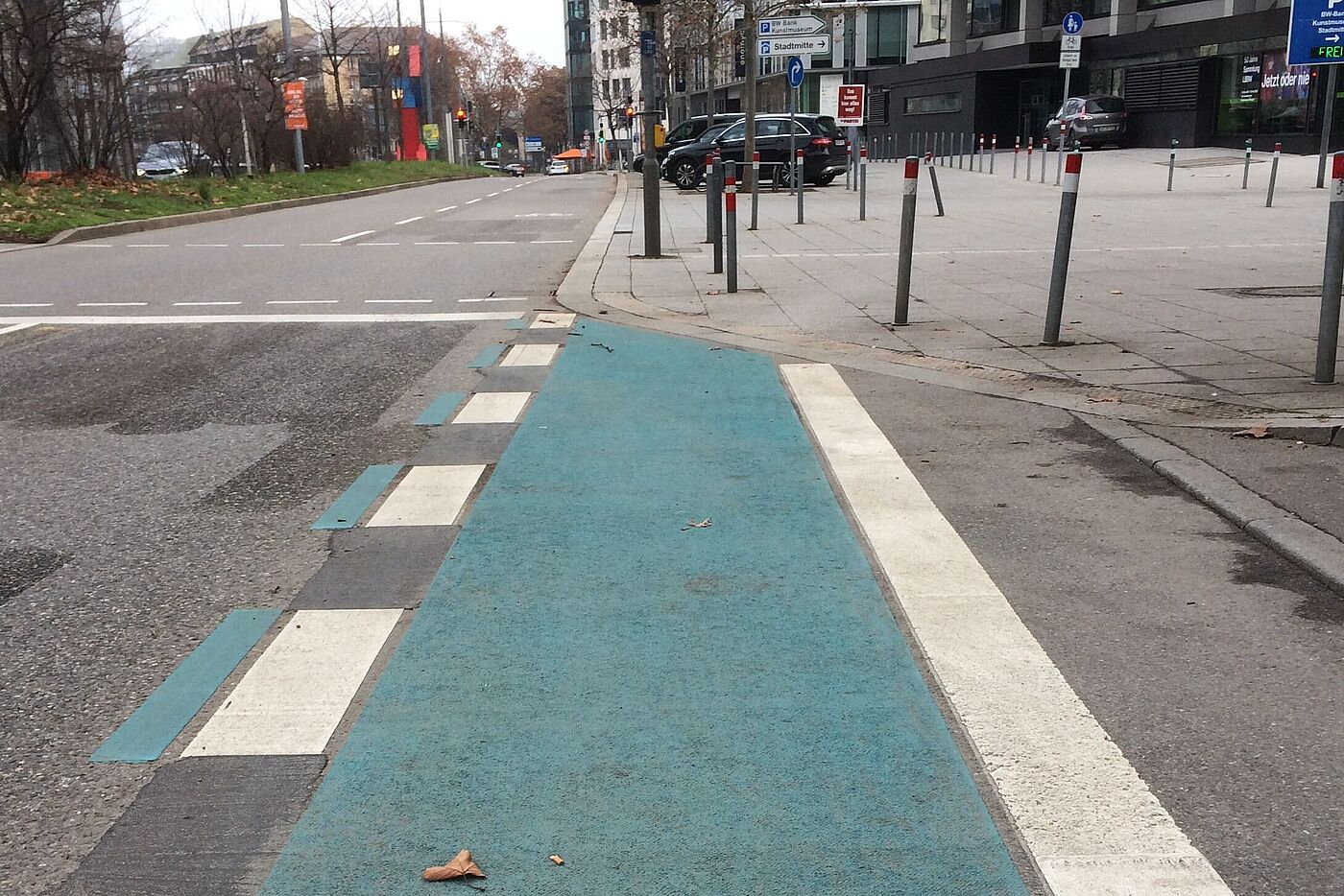 Radfahrstreifen endet wahlweise auf Fußweg oder Fahrstreifen