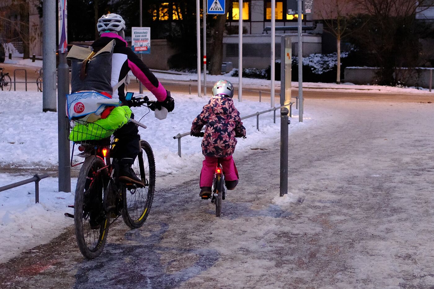Die kontinuierliche Pflege der Radinfrastruktur ist verpflichtend. Hier ist Schnee und Eis auf einem Radweg. 