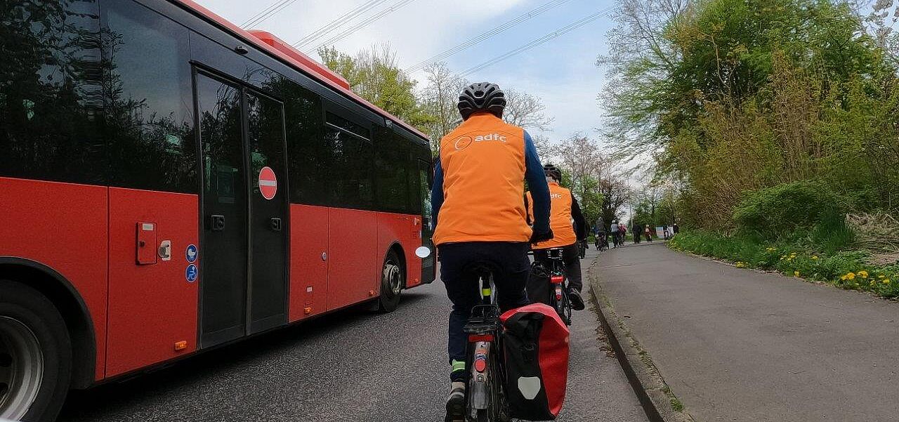 Abstand halten Mehr Platz für's Rad - Abstand halten