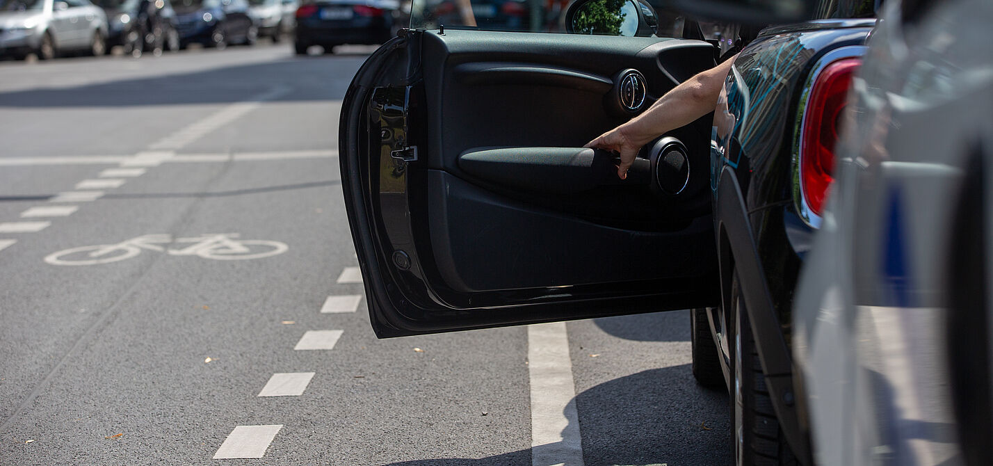 Dooring Sich plötzlich öffnende Autotür, Dooring