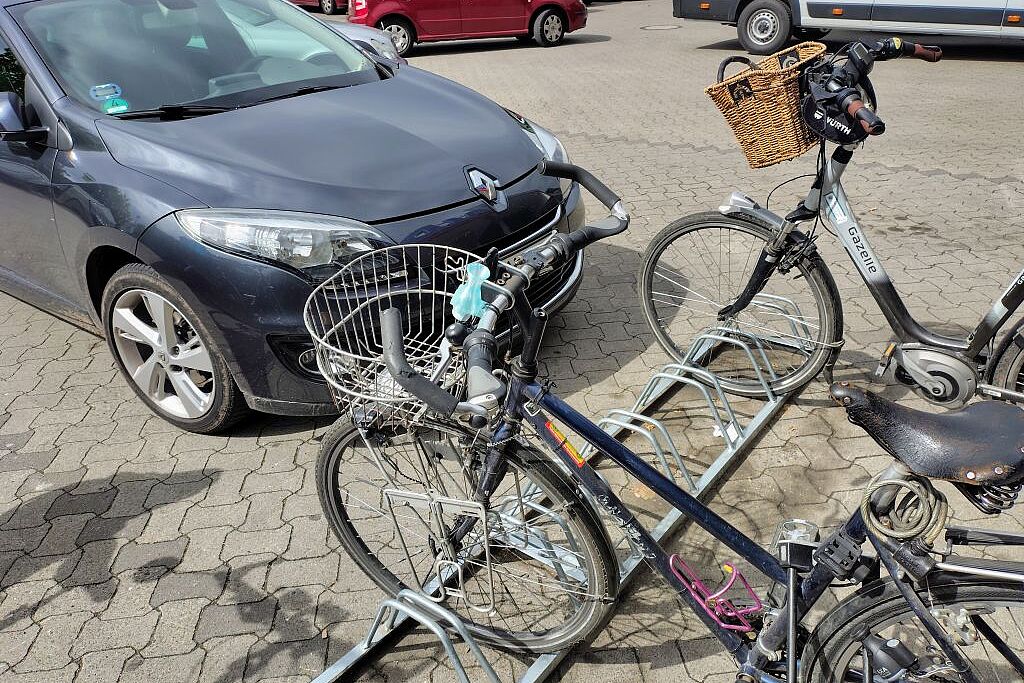 Bild 2: Fahrrad-Abstellpatz Osttor Bild 2: Fahrrad-Abstellpatz Osttor