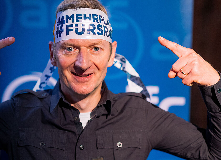 Michael Kessler auf dem 1. Nationalen Radtourismus Kongress Michael Kessler mit ADFC-Kampagnen-Flasserband als Stirnband