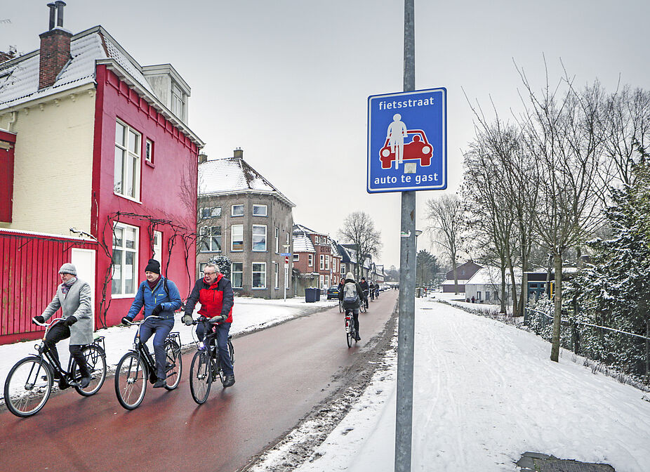 In niederländischen Fahrradstraßen hat der Radverkehr Vorfahrt, Autos sind „zu Gast“ Fahrradstraße in Groningen, Autos sind nur zu Gast