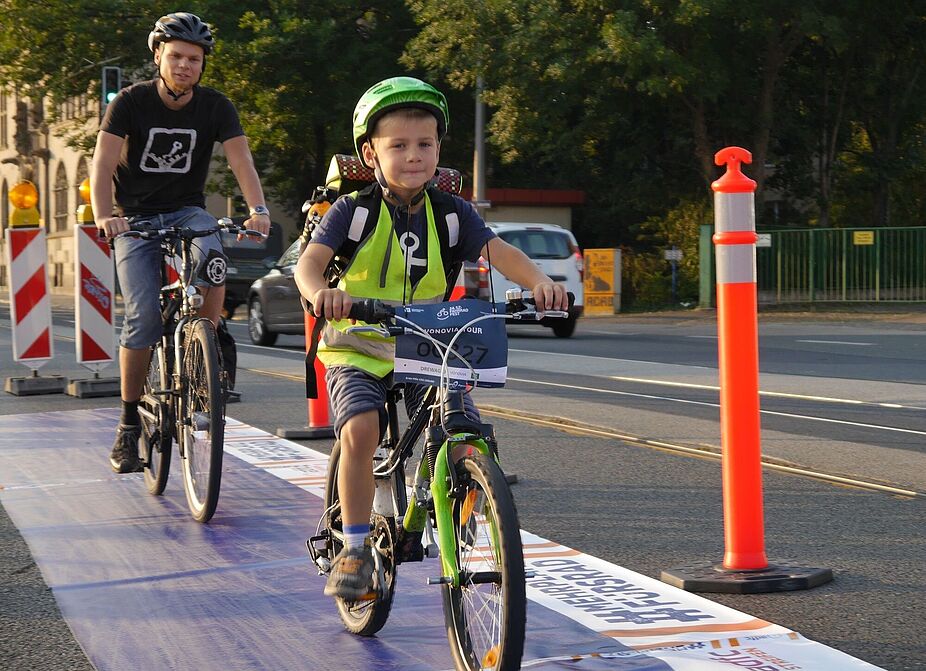 Mit selbstgebauten Radspuren fordern ADFC-Gruppen mehr Platz fürs Rad Mit selbstgebauten Radspuren fordern ADFC-Gruppen mehr Platz fürs Rad
