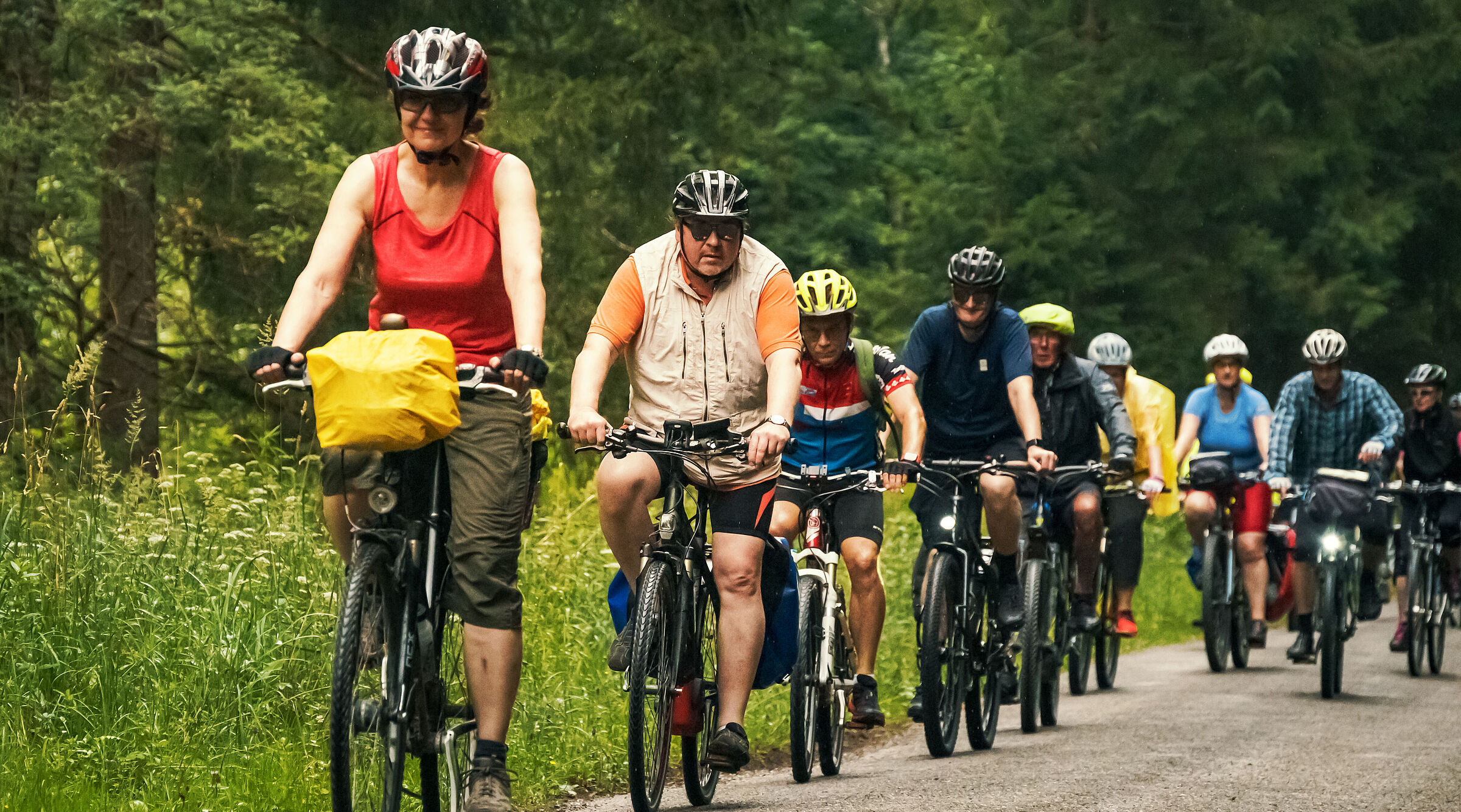 Gruppe von Menschen auf Fahrrädern im Wald