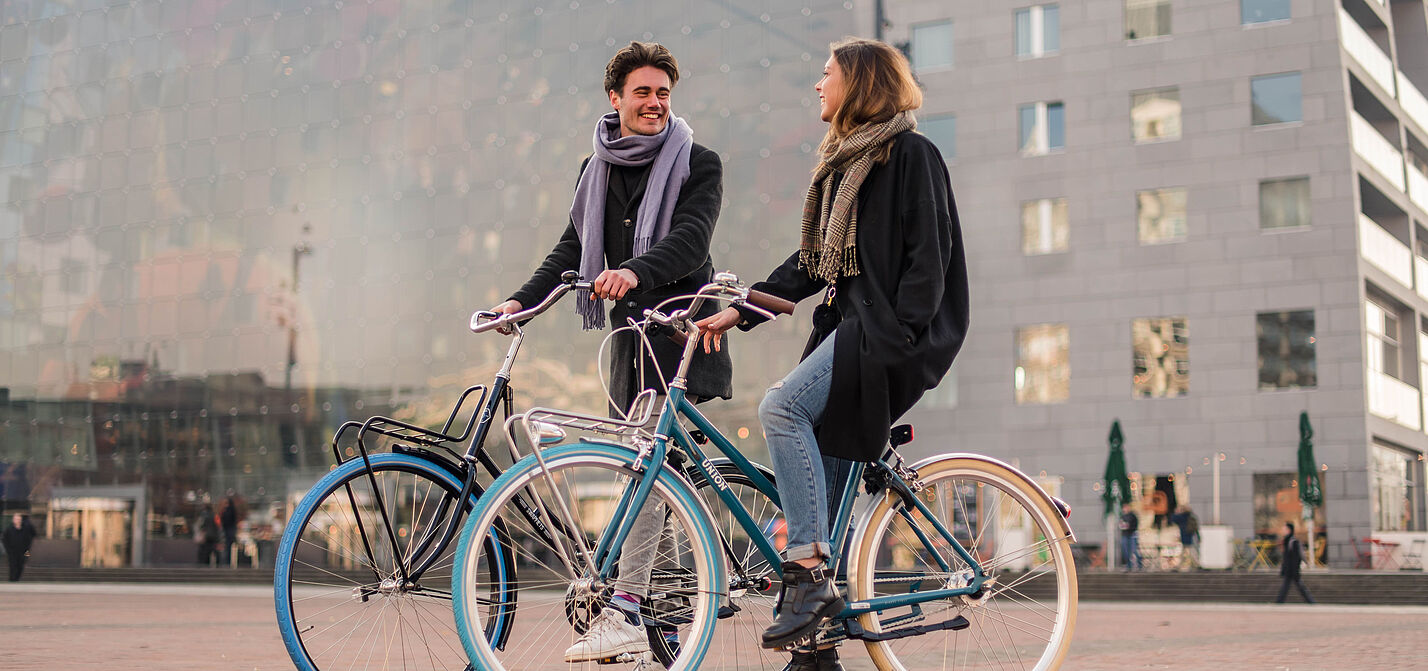 Swapfiets Zwei Personen auf Fahrrädern vom Anbieter Swapfiets