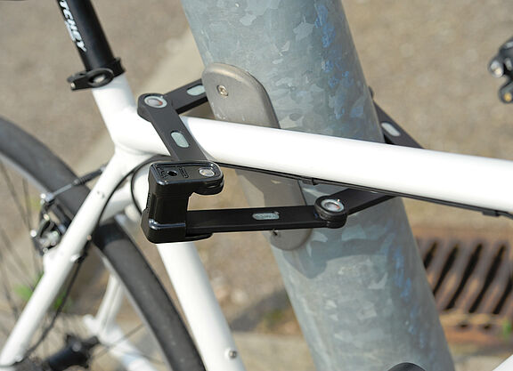 Fahrrad anschließen, nicht nur abschließen. Fahrrad anschließen, nicht nur abschließen.